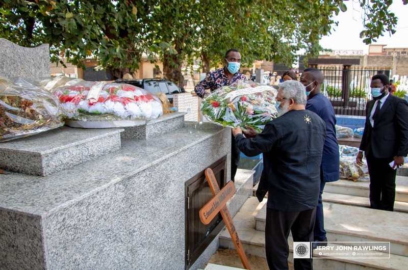 Jerry John Rawlings a déposé une gerbe sur la tombe de Edem Kodjo