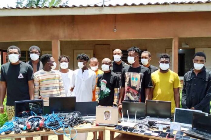 12 jeunes nigérians accusés de cybercriminalité aux arrêts
