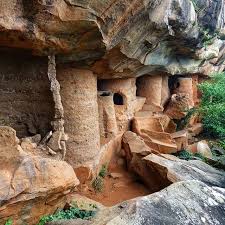 Les Greniers des grottes de Nok et de Mamproug, patrimoines togolais à caractère mondial